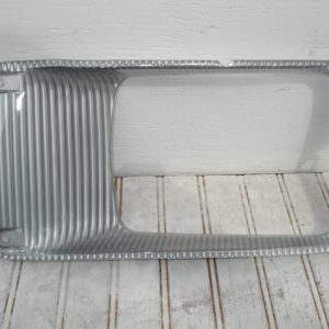 International / Navistar 4700/4900 /8100 / 8200 / 8300 / 9400 (96 and prior) Headlight Bezel: Left