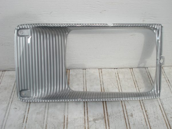 International / Navistar 4700/4900 /8100 / 8200 / 8300 / 9400 (96 and prior) Headlight Bezel: Left