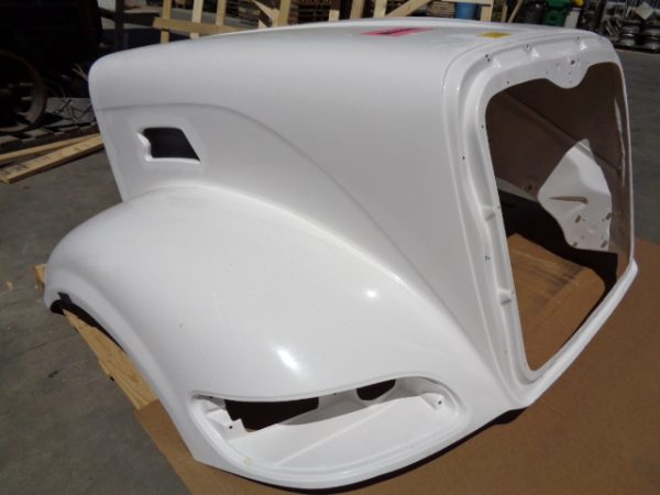 Peterbilt 386 Aftermarket Redesigned Hood